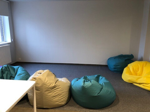 zitruimte gemeenschappelijke keuken met beamer