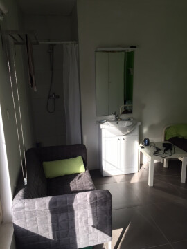 kamer 6_1 eigen douche_wastafel